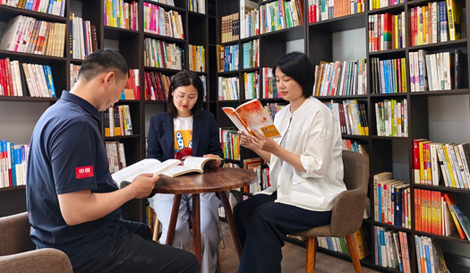 翻開(kāi)“城發(fā)”這本書(shū)，每一頁(yè)，都是鄭州的煙火與遠(yuǎn)方